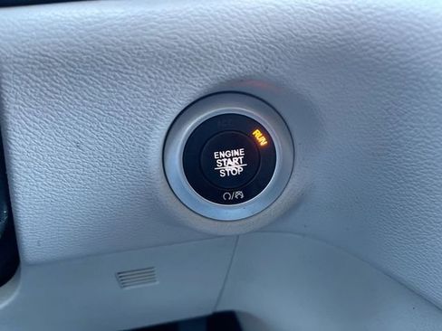 Used 2019 Chrysler Pacifica Touring-L image 16