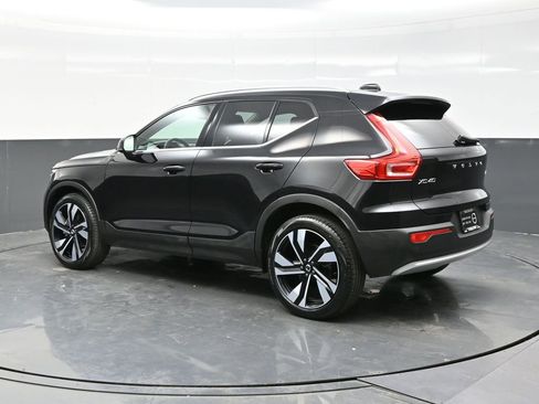 Used 2025 Volvo XC40 B5 Plus image 4