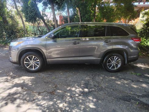 Used 2017 Toyota Highlander XLE AWD/4WD image 2