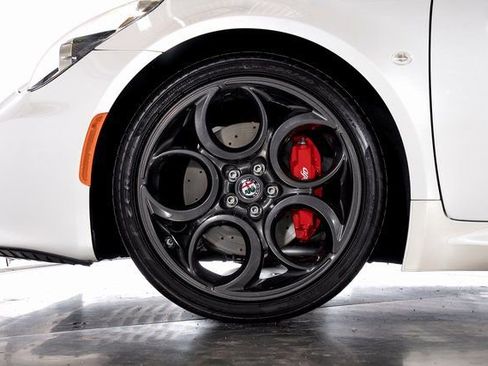 Used 2019 Alfa Romeo 4C Spider RWD image 12