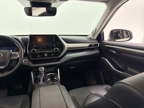 Used 2021 Toyota Highlander Limited FWD image 33