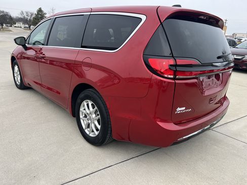 Used 2025 Chrysler Pacifica Select image 4