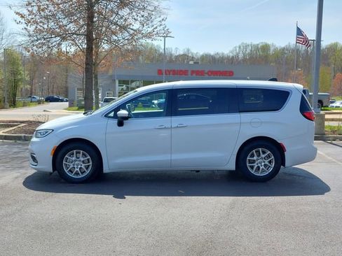 Used 2023 Chrysler Pacifica Touring image 10