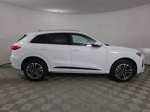 Certified 2025 Audi Q5 Premium w/ Convenience Package AWD/4WD image 8