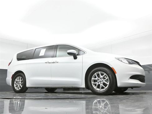 Used 2023 Chrysler Voyager LX image 32