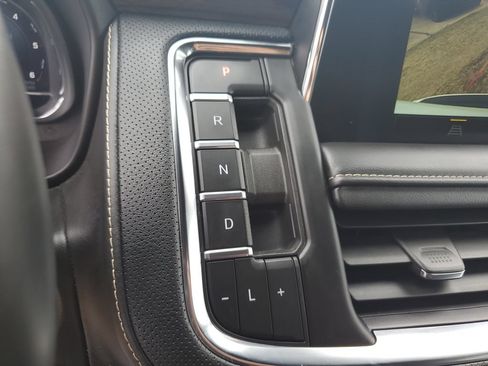 Used 2024 Chevrolet Suburban Premier RWD image 28