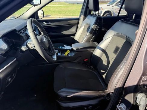 Used 2024 Jeep Grand Cherokee Altitude image 13