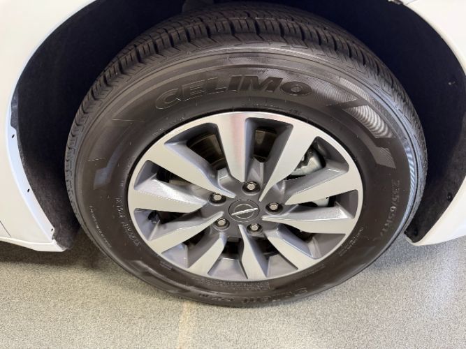Used 2024 Chrysler Pacifica Limited FWD image 8