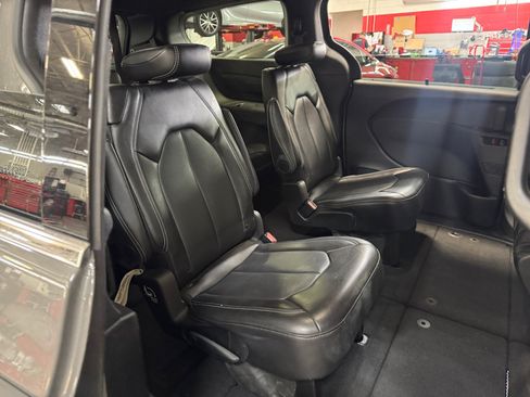 Used 2025 Chrysler Pacifica Select FWD image 18