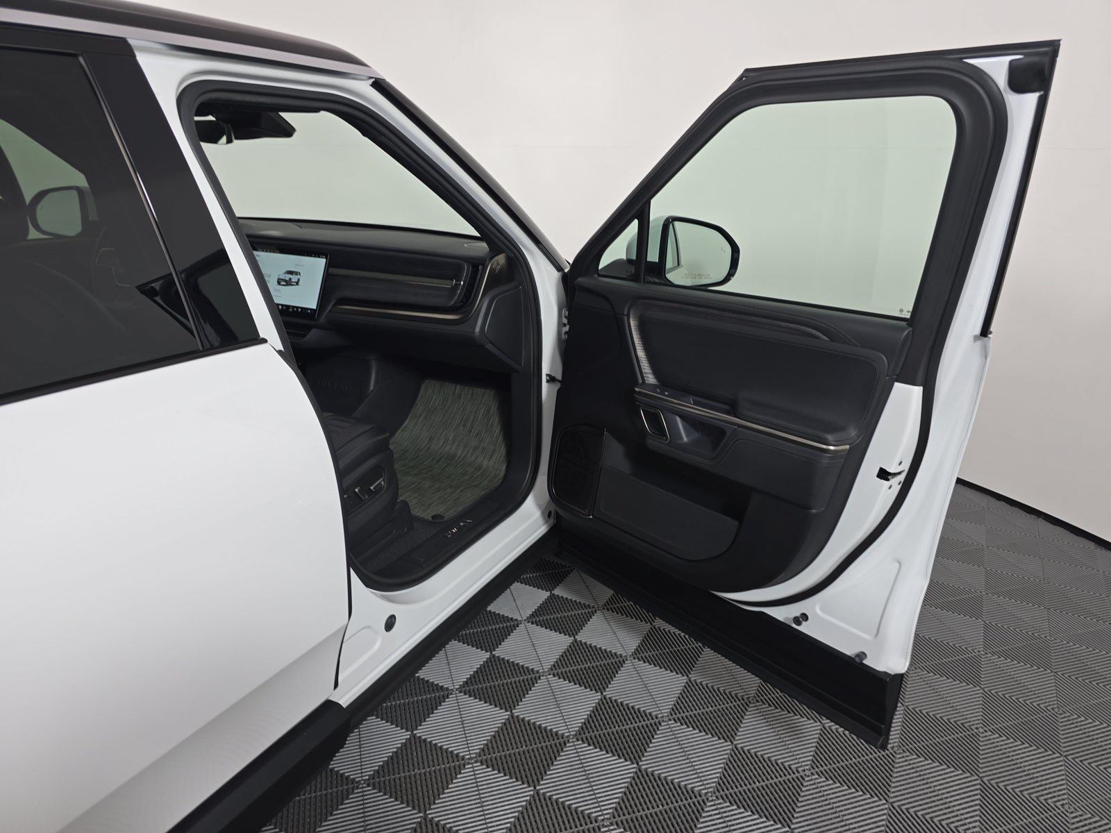 Used 2024 Rivian R1S Adventure Quad AWD/4WD image 18