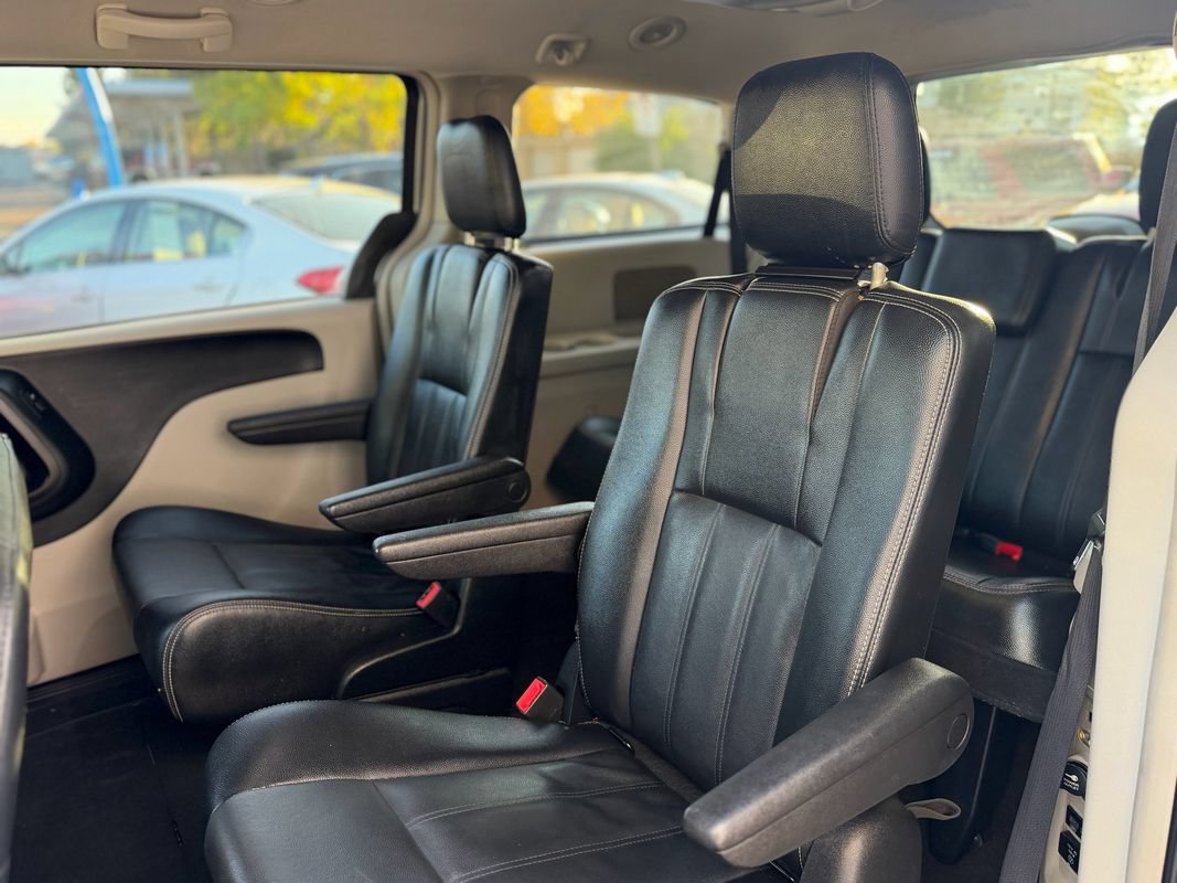 Used 2014 Chrysler Town & Country Touring FWD image 13