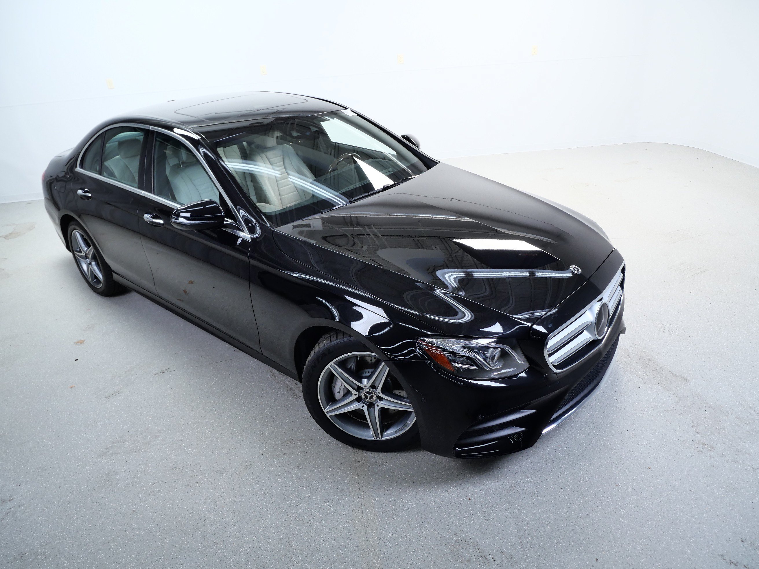 Used 2018 Mercedes-Benz E 400 4MATIC Sedan image 4
