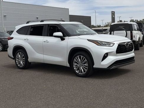 Used 2022 Toyota Highlander Platinum FWD image 4