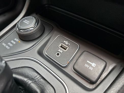 Used 2021 Jeep Cherokee Latitude Plus image 28