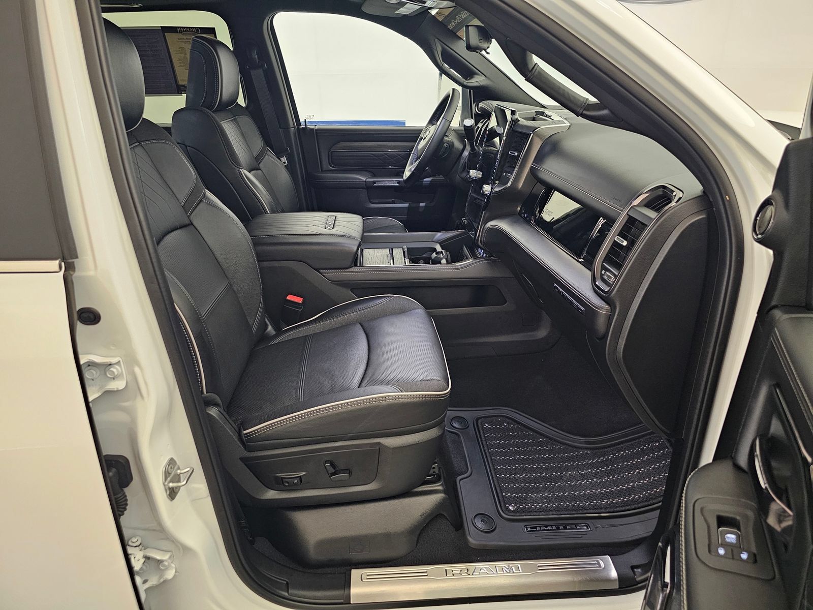 Used 2025 RAM 3500 Limited AWD/4WD image 31