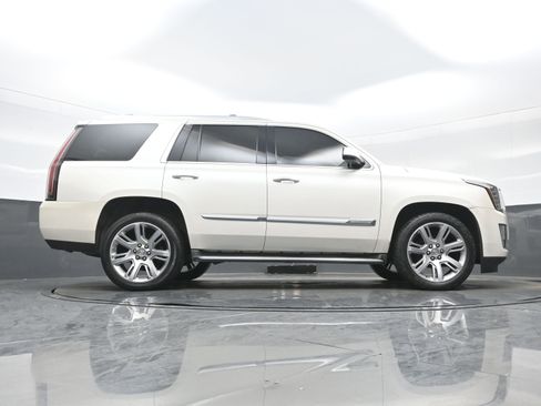 Used 2015 Cadillac Escalade Luxury image 28