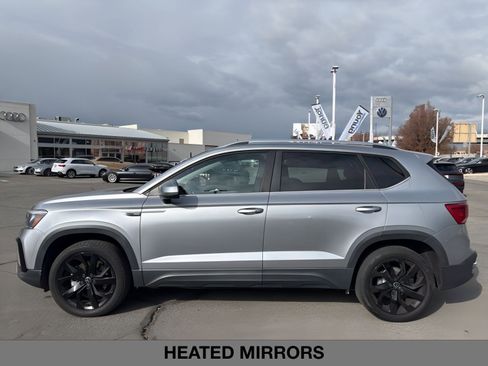 Used 2022 Volkswagen Taos SE w/ Panoramic Sunroof Package image 6