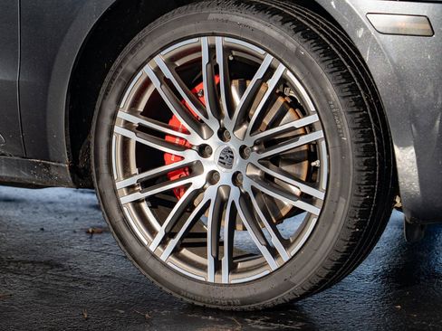 Used 2018 Porsche Macan Turbo AWD/4WD image 9