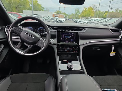 New 2025 Jeep Grand Cherokee L Altitude image 16