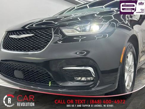 Used 2023 Chrysler Pacifica Touring-L FWD image 66