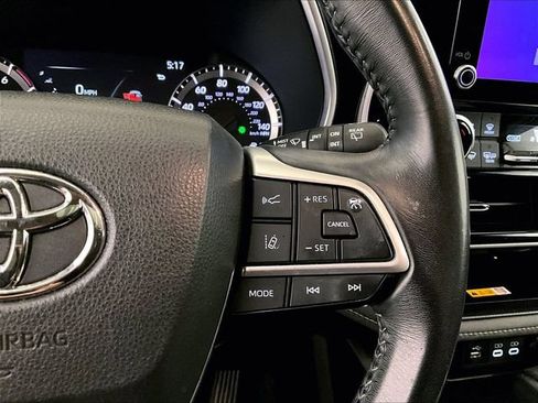 Used 2023 Toyota Highlander XLE AWD/4WD image 18