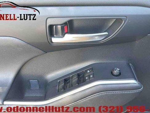 Used 2023 Toyota Highlander XLE FWD image 15