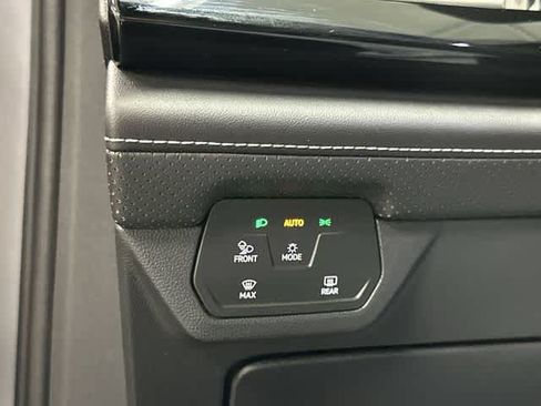 Used 2024 Volkswagen Atlas Cross Sport SE FWD image 19