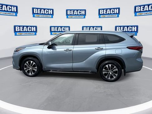 Used 2022 Toyota Highlander XLE AWD/4WD image 5
