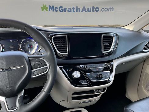 Used 2023 Chrysler Pacifica Touring-L FWD image 11