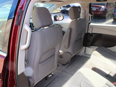 Used 2021 Chrysler Voyager LX image 16