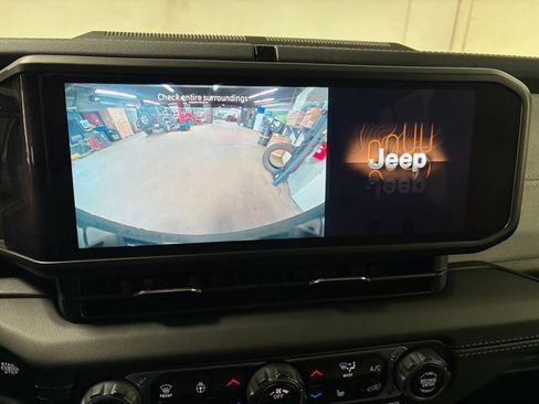 Used 2024 Jeep Wrangler Unlimited Sahara AWD/4WD image 19