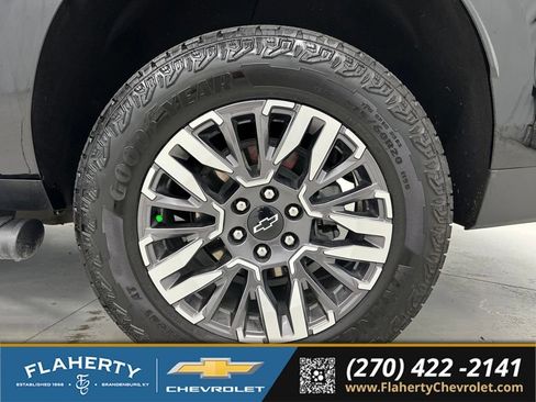 Used 2025 Chevrolet Suburban Z71 w/ Comfort Package AWD/4WD image 19