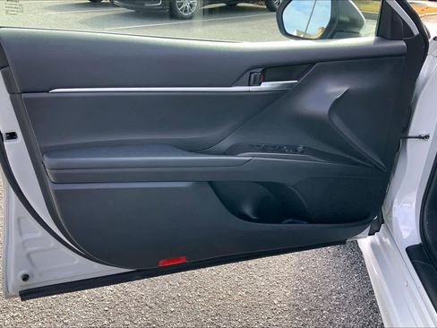 Used 2022 Toyota Camry SE image 19