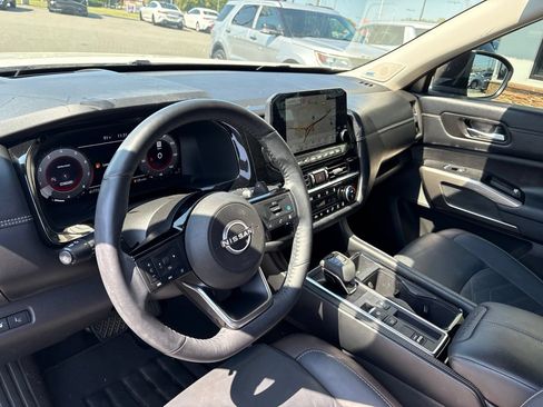 Used 2024 Nissan Pathfinder Platinum FWD image 4