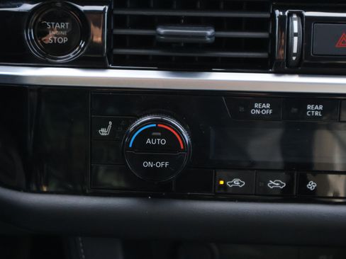 Used 2025 Nissan Pathfinder SL image 27