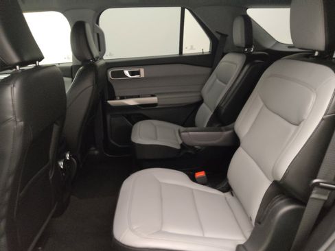 Used 2021 Ford Explorer XLT w/ Equipment Group 202A image 18