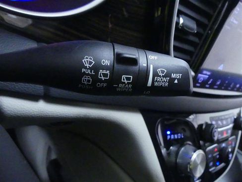 Used 2023 Chrysler Pacifica Limited image 23