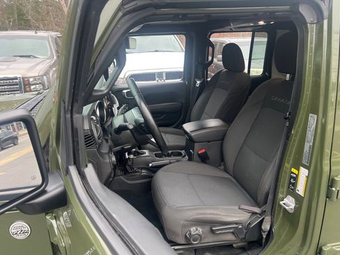 Used 2022 Jeep Wrangler Unlimited Sahara w/ Cold Weather Group image 14