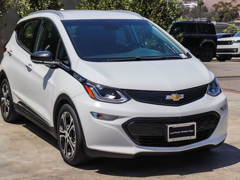 Used 2020 Chevrolet Bolt Premier w/ Infotainment Package FWD image 3