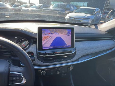 Used 2024 Jeep Compass Latitude image 31