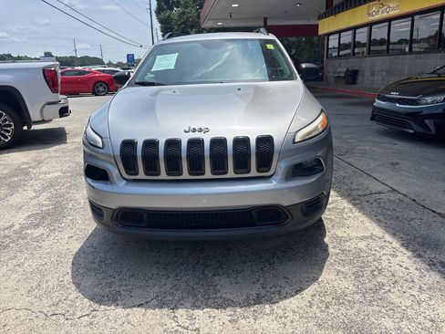 Used 2016 Jeep Cherokee Sport FWD image 4