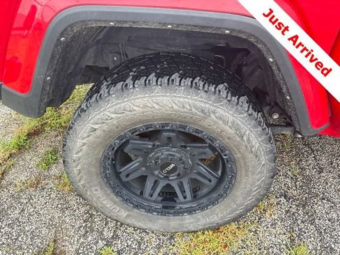 Used 2023 Jeep Gladiator Sport AWD/4WD image 17