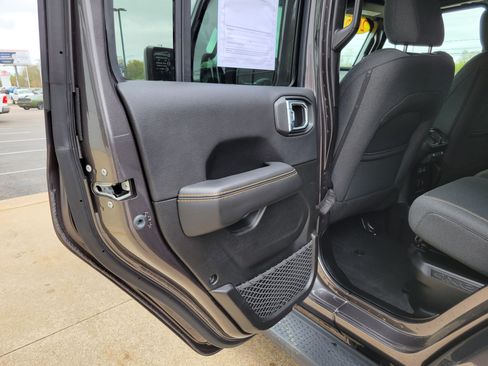 Used 2025 Jeep Wrangler Unlimited Sahara AWD/4WD image 17