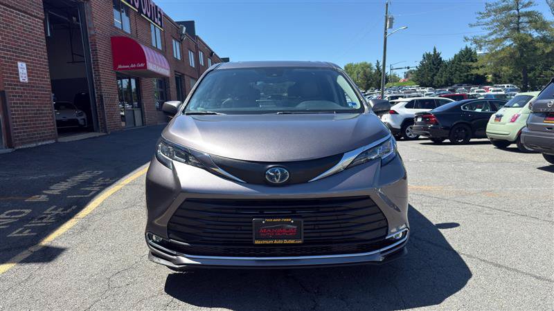 Used 2021 Toyota Sienna XLE AWD/4WD image 2