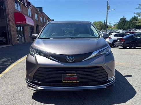 Used 2021 Toyota Sienna XLE AWD/4WD image 2