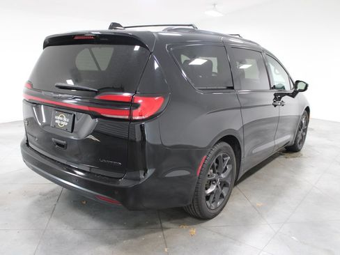Used 2025 Chrysler Pacifica Limited FWD image 9