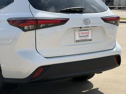 Certified 2024 Toyota Highlander LE image 6