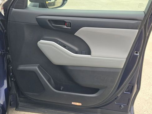 Used 2023 Toyota Highlander L image 31