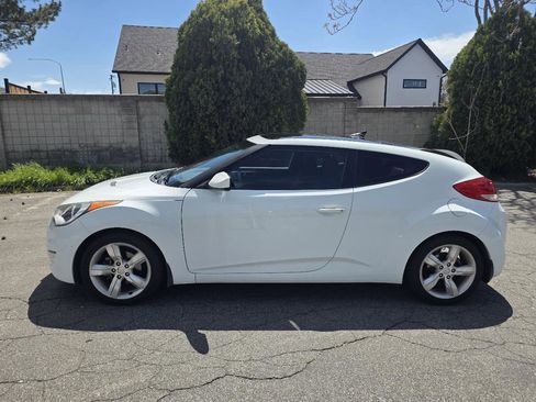 Used 2014 Hyundai Veloster w/ Style Package 02 FWD image 2