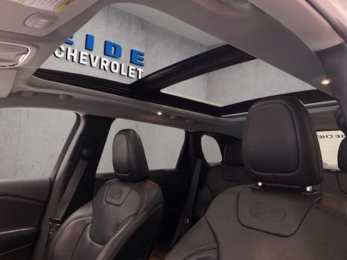 Used 2019 Jeep Cherokee Overland w/ Technology Group AWD/4WD image 4